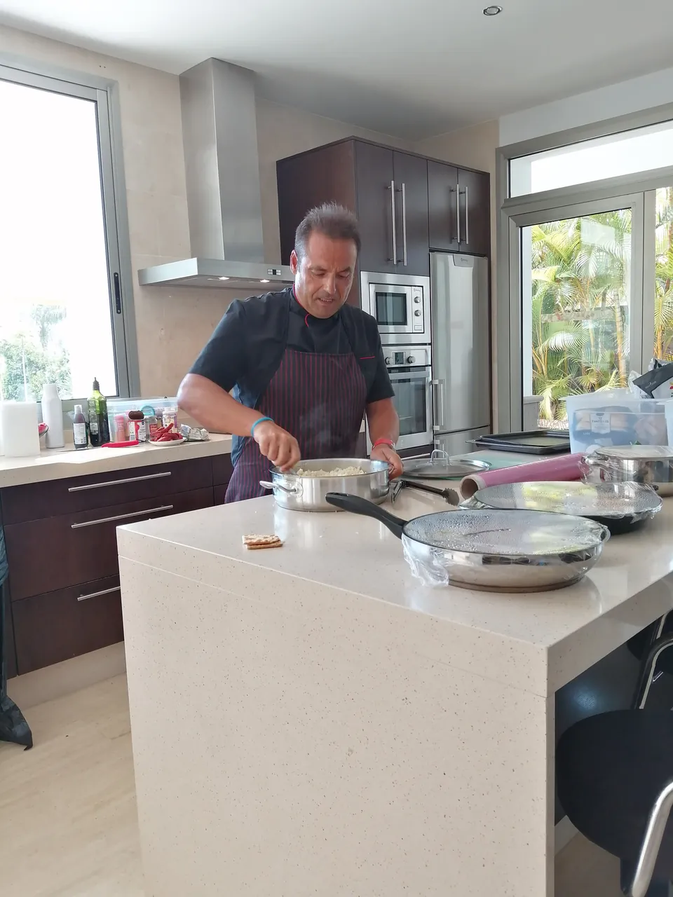 El chef cocinando en la cocina de un cliente