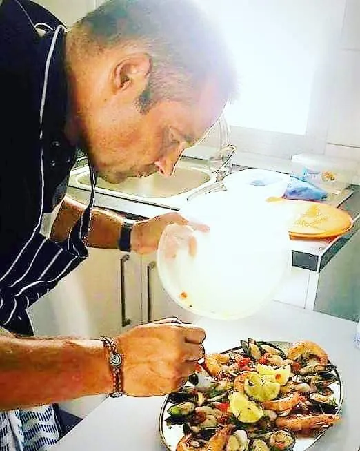 El chef emplatando una fuente de marisco
