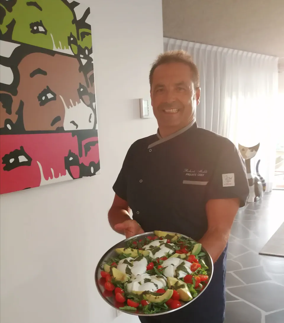 El chef con una de sus ensaladas