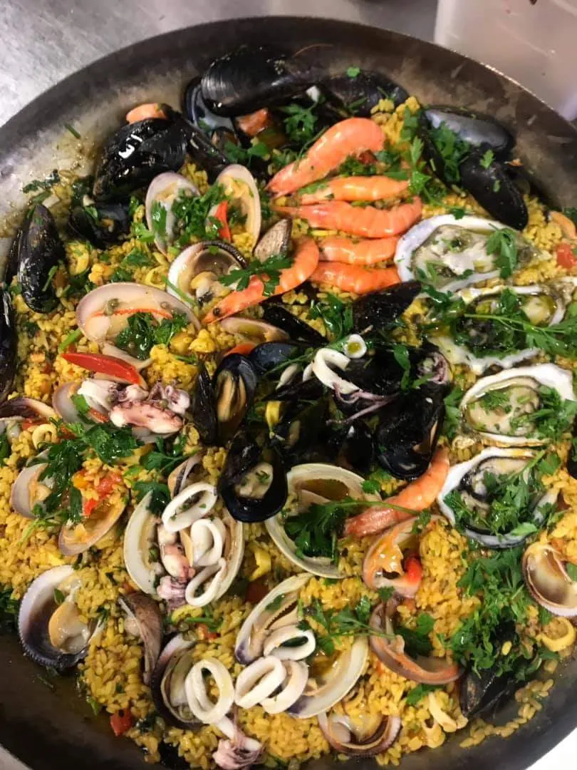 Paella de marisco preparada por el chef